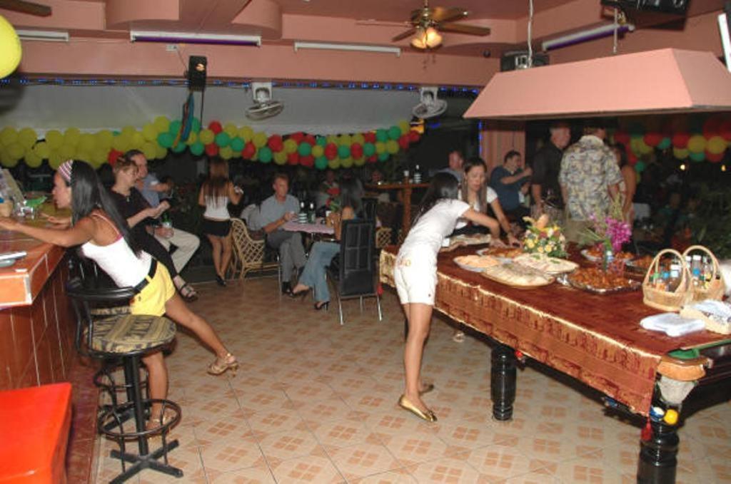 Billabong Hotel Pattaya Buitenkant foto